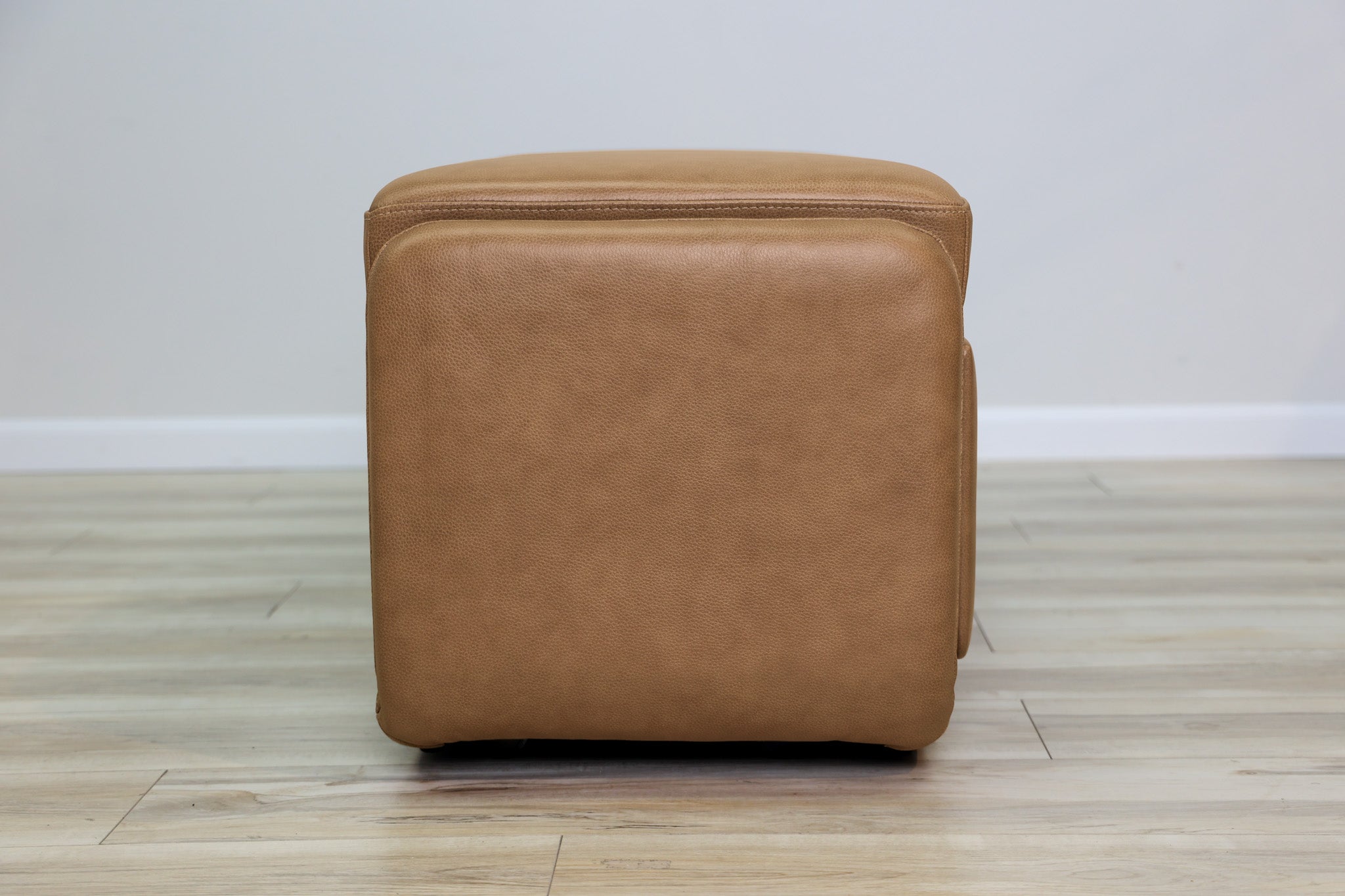 Gomez storage bench in brown top-grain leather with two pull-out drawers and a cushioned top, living room